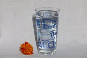 Trinkglas gefüllt mit Leitungswasser