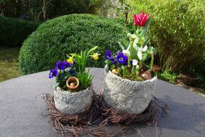 Dekoration Frühling -Kränze aus Birkenreisig verschönern Pflanztöpfe